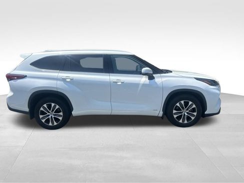 Used 2022 Toyota Highlander XLE AWD/4WD image 6