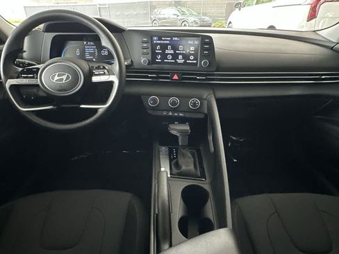 Used 2025 Hyundai Elantra SE FWD image 25