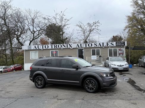 Used 2017 Dodge Journey SE w/ Flexible Seating Group image 1