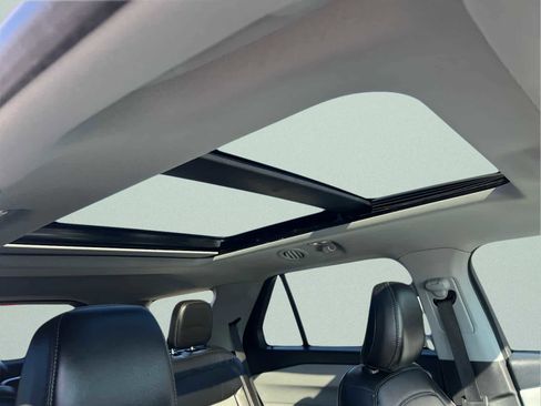 Used 2022 Ford Explorer XLT w/ Equipment Group 202A image 18