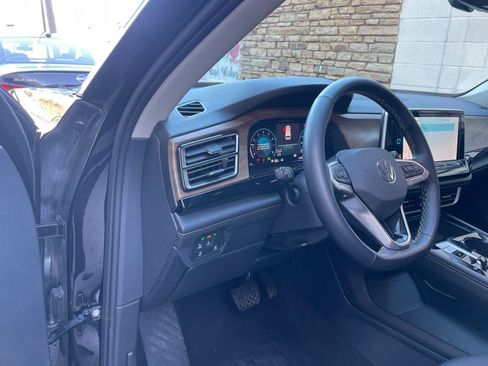 Used 2025 Volkswagen Atlas SE image 34