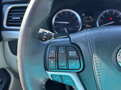 Used 2018 Toyota Highlander XLE AWD/4WD image 25