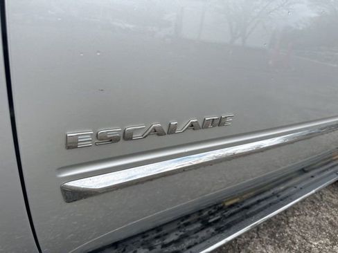 Used 2010 Cadillac Escalade Luxury AWD/4WD image 11