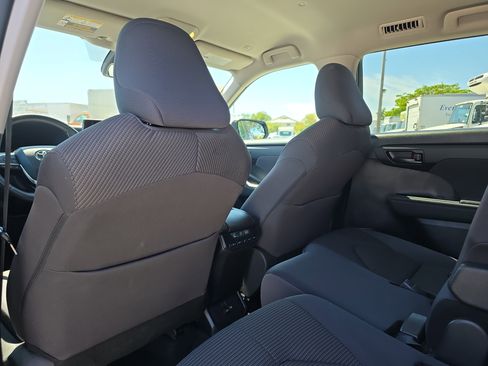 Used 2024 Toyota Highlander LE image 17
