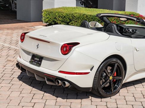 Used 2015 Ferrari California T image 3