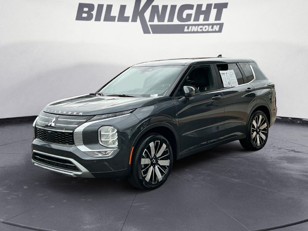 Used 2025 Mitsubishi Outlander SE FWD image 2