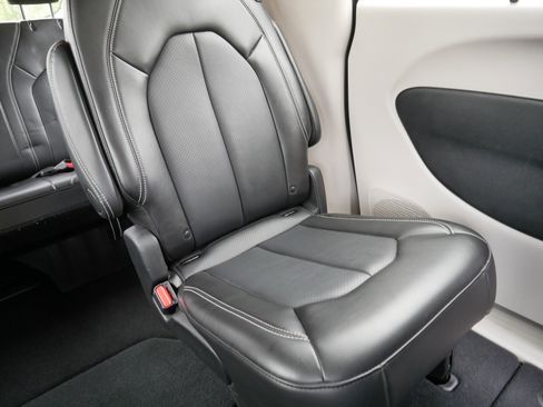 Used 2024 Chrysler Pacifica Touring-L FWD image 14