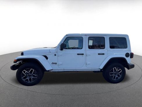 Used 2025 Jeep Wrangler Unlimited Sahara AWD/4WD image 4