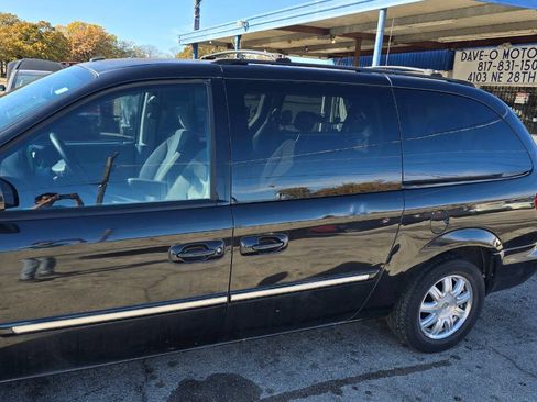 Used 2007 Chrysler Town & Country Touring image 2
