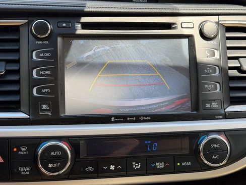 Used 2018 Toyota Highlander Limited w/ Carpet Mat Package (TMS) AWD/4WD image 22