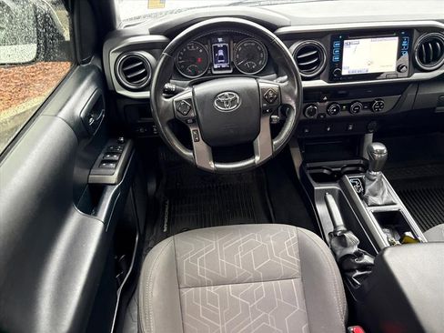 Used 2017 Toyota Tacoma TRD Sport image 22
