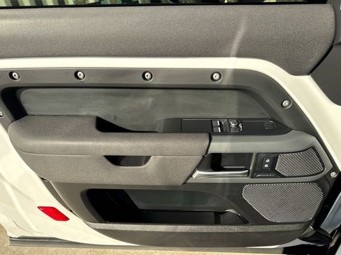 Used 2021 Land Rover Defender 90 X-Dynamic S image 18