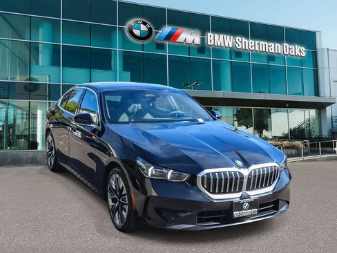Used 2026 BMW 530i xDrive w/ Premium Package AWD/4WD image 3