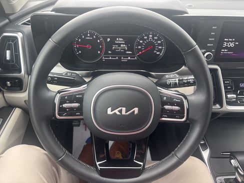 Used 2022 Kia Sorento S FWD image 19
