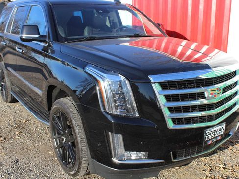 Used 2017 Cadillac Escalade Luxury AWD/4WD image 4