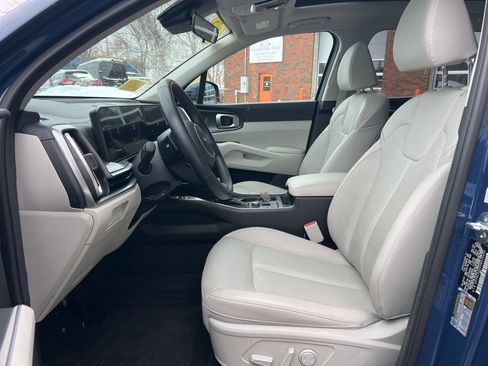 Certified 2025 Kia Sorento S w/ Panoramic Sunroof Package image 13