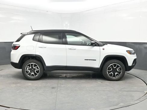 Used 2025 Jeep Compass Trailhawk AWD/4WD image 8