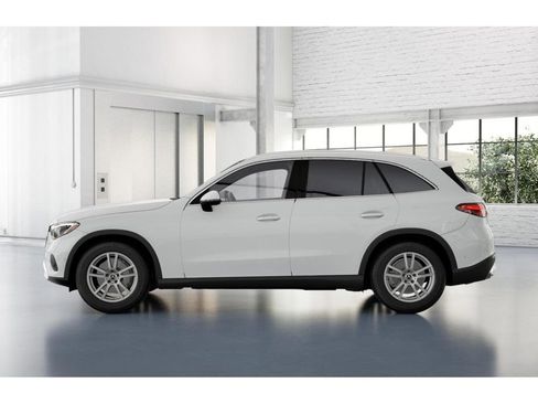 Used 2025 Mercedes-Benz GLC 300 4MATIC image 34