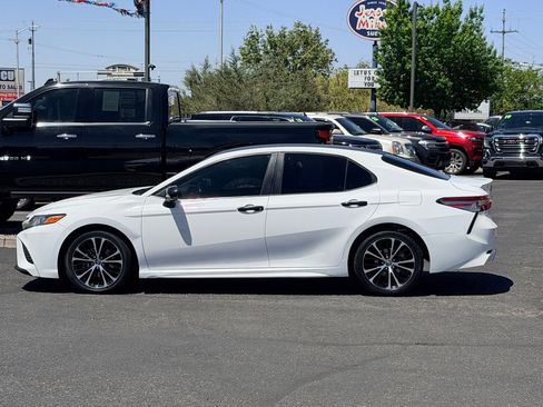 Used 2018 Toyota Camry SE FWD image 2