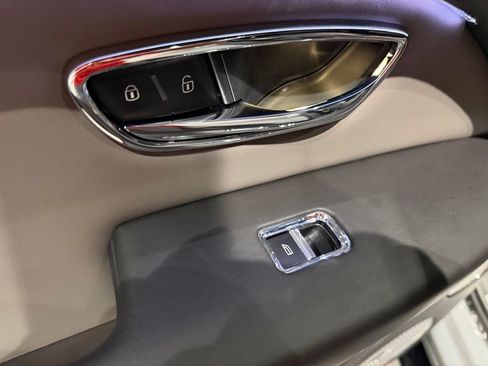 Used 2022 Bentley Bentayga AWD/4WD image 48