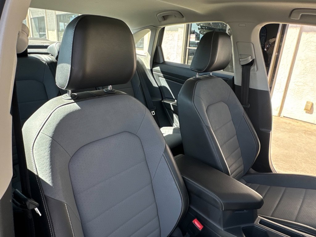 Used 2025 Volkswagen Jetta SE FWD image 19