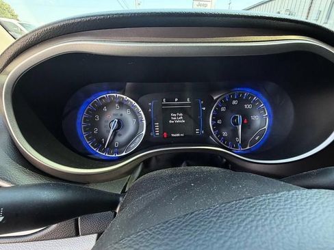 Used 2018 Chrysler Pacifica Touring-L w/ Tire & Wheel Group FWD image 10