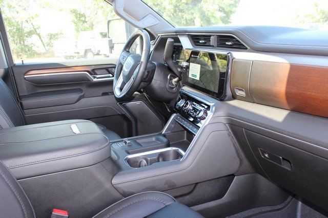 Used 2025 GMC Sierra 2500 Denali w/ Technology Package AWD/4WD image 18
