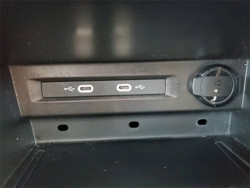 Used 2023 Volkswagen Tiguan SE w/ Panoramic Sunroof Package image 22