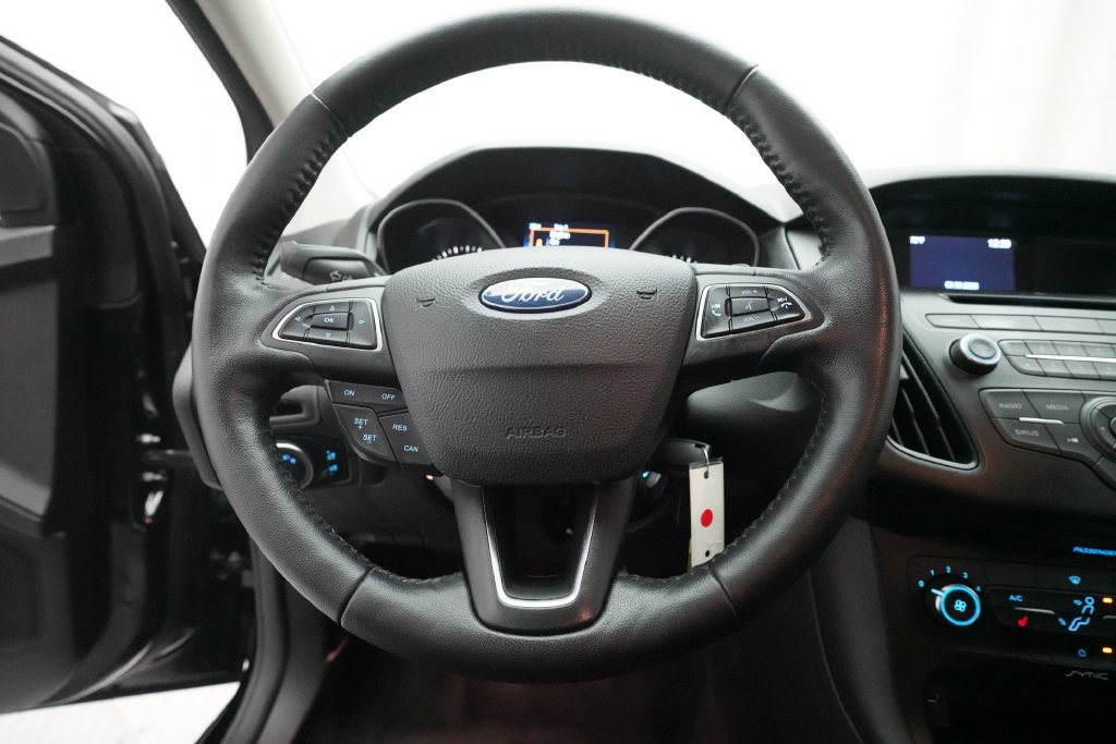 Used 2016 Ford Focus SE w/ SE Sport Package FWD image 3