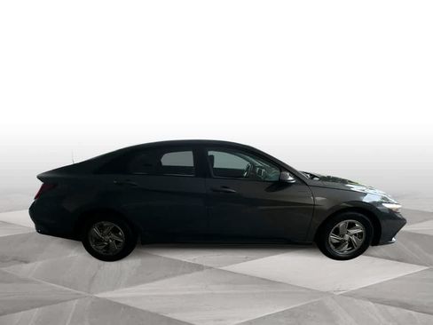 Used 2025 Hyundai Elantra SE FWD image 9