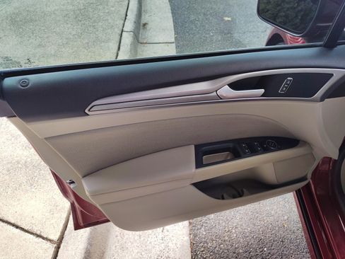Used 2019 Ford Fusion SE FWD image 20