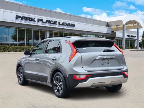 Used 2023 Kia Niro EX image 4