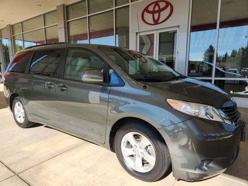 Used 2013 Toyota Sienna LE w/ Towing Pkg FWD image 4