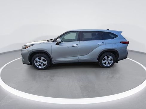 Used 2022 Toyota Highlander LE image 5