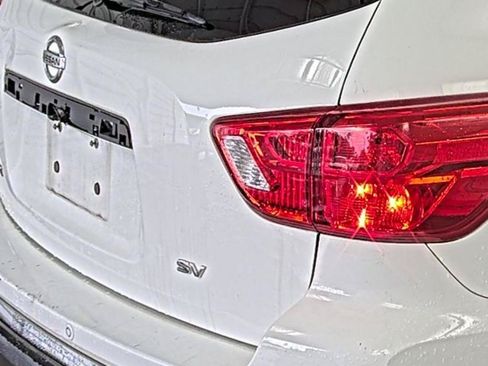 Used 2018 Nissan Pathfinder SV FWD image 8