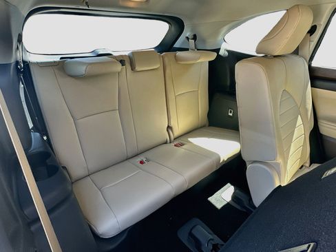 Used 2020 Toyota Highlander XLE AWD/4WD image 30