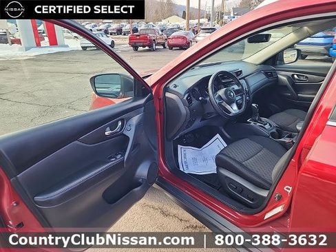 Certified 2018 Nissan Rogue SV w/ Premium Package image 10