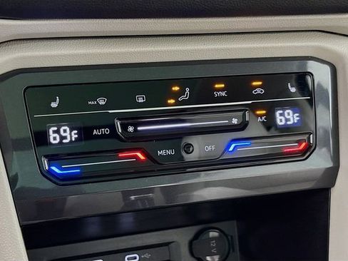 Used 2022 Volkswagen Tiguan SE w/ Panoramic Sunroof Package image 16