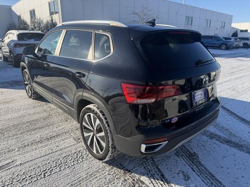 Used 2023 Volkswagen Taos SE w/ Panoramic Sunroof Package image 4