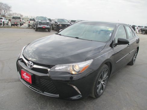 Used 2017 Toyota Camry XSE image 8