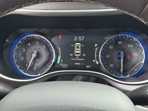 Used 2024 Chrysler Pacifica Touring-L FWD image 22
