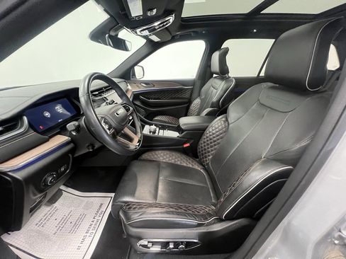 Used 2024 Jeep Grand Cherokee Summit image 4