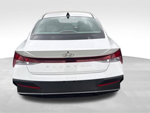 Used 2024 Hyundai Elantra SE image 5