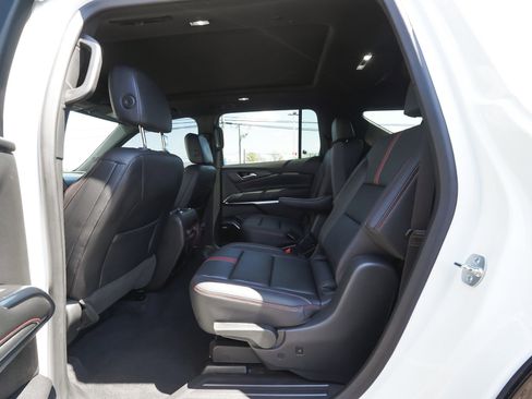 Used 2024 Chevrolet Traverse RS FWD image 28