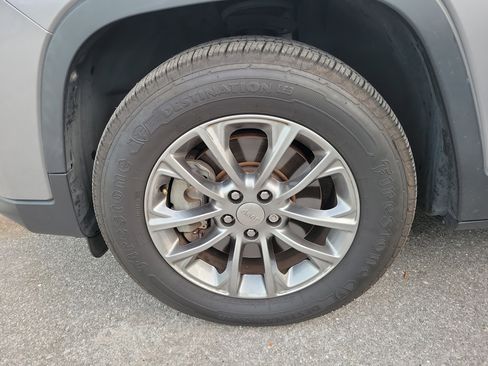 Used 2019 Jeep Cherokee Latitude Plus image 5