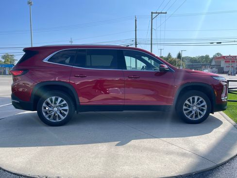 Used 2025 Buick Enclave Preferred w/ LPO, Floor Liner Package FWD image 8