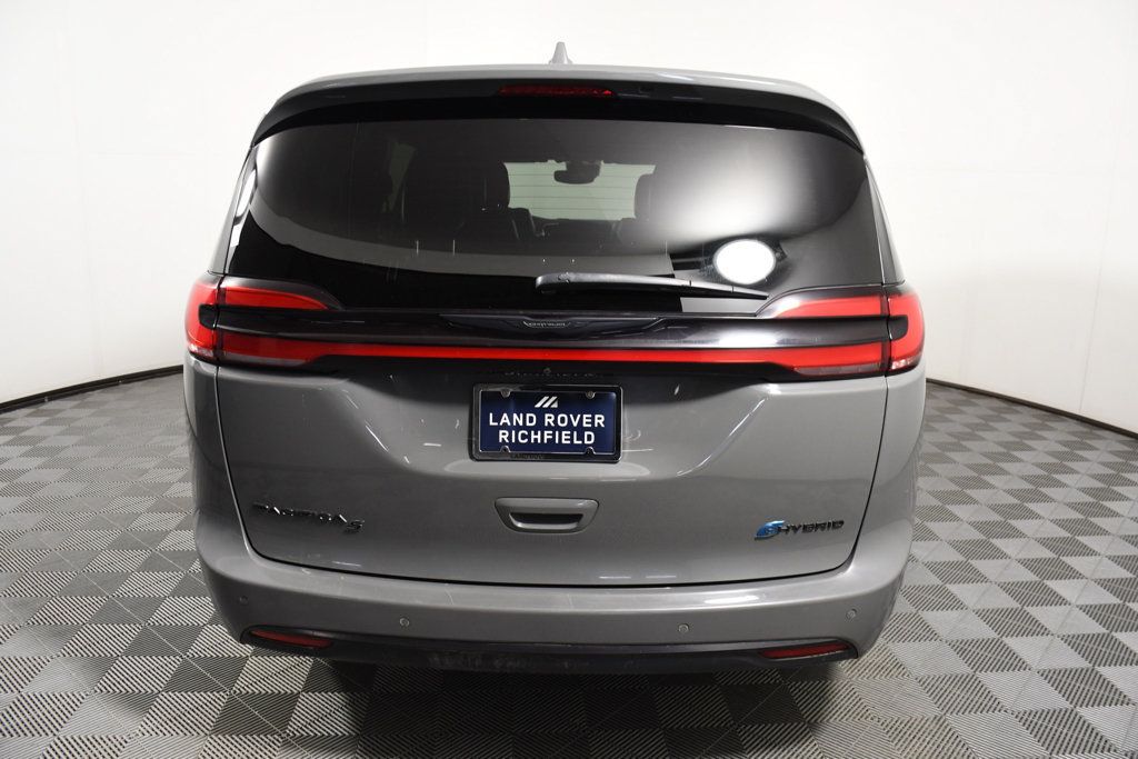 Used 2022 Chrysler Pacifica Limited w/ Uconnect Theater Family Group FWD image 5