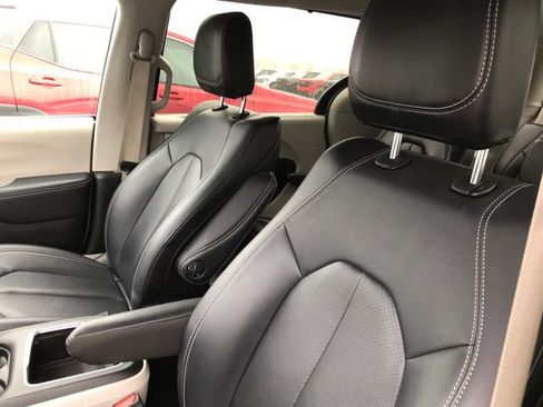 Used 2024 Chrysler Pacifica Touring-L image 4