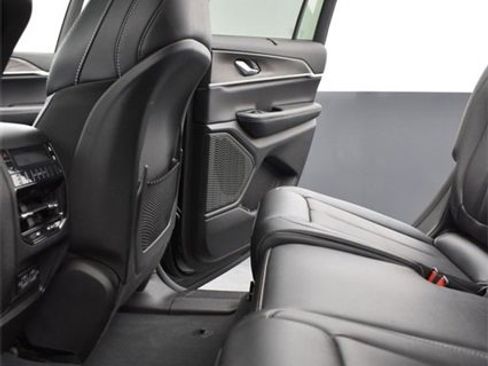 Used 2023 Jeep Grand Cherokee L Limited w/ Luxury Tech Group II image 8