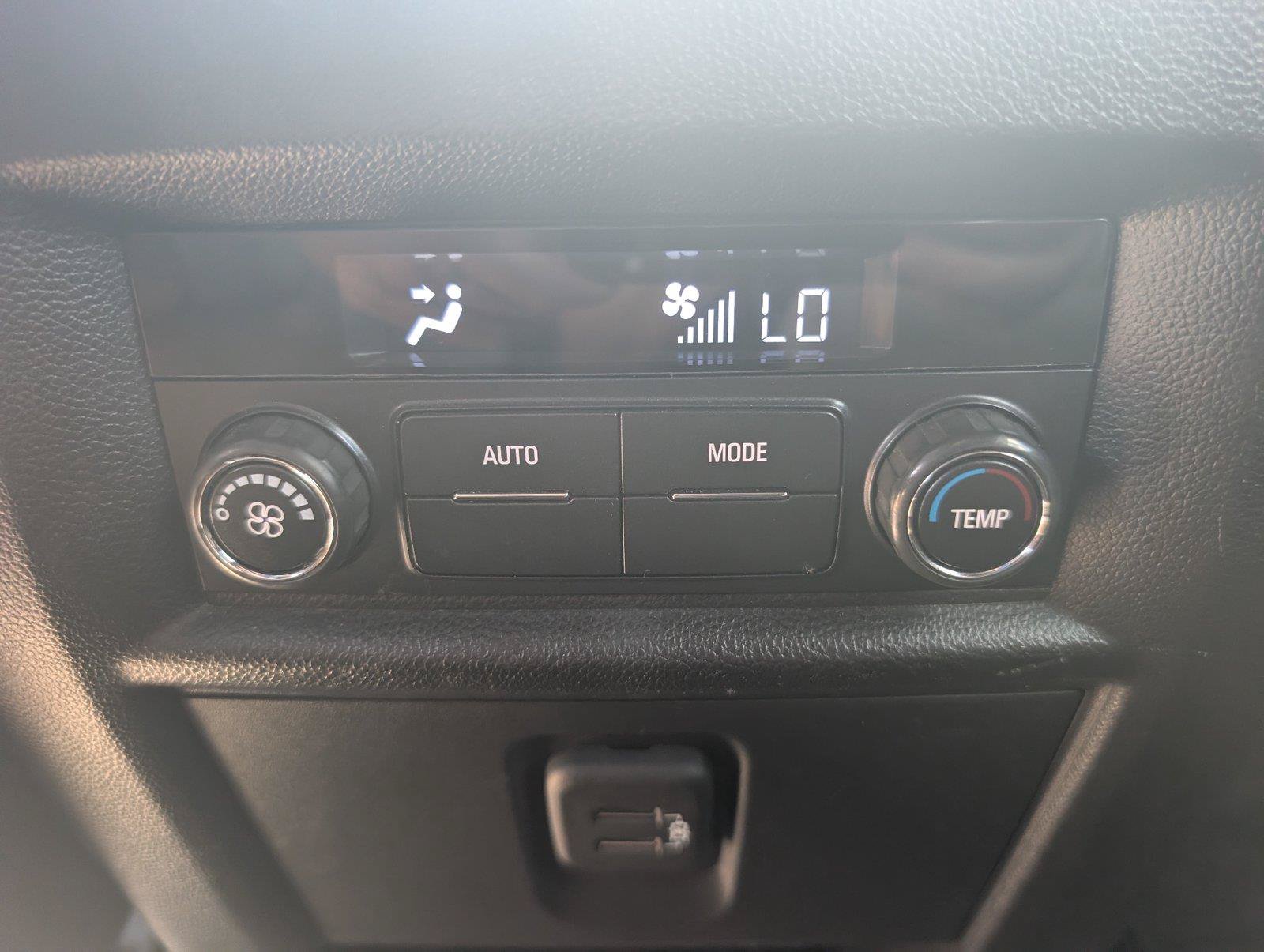 Used 2023 Chevrolet Traverse LT FWD image 35